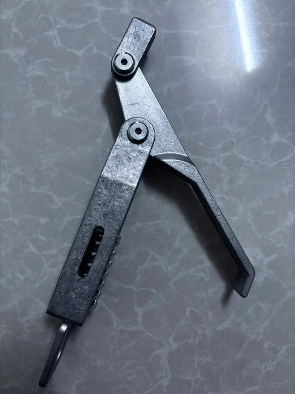 Khóa tôm đúc inox thùng xe tải, tay gạt gập về vị trí khóa — ảnh chụp thật