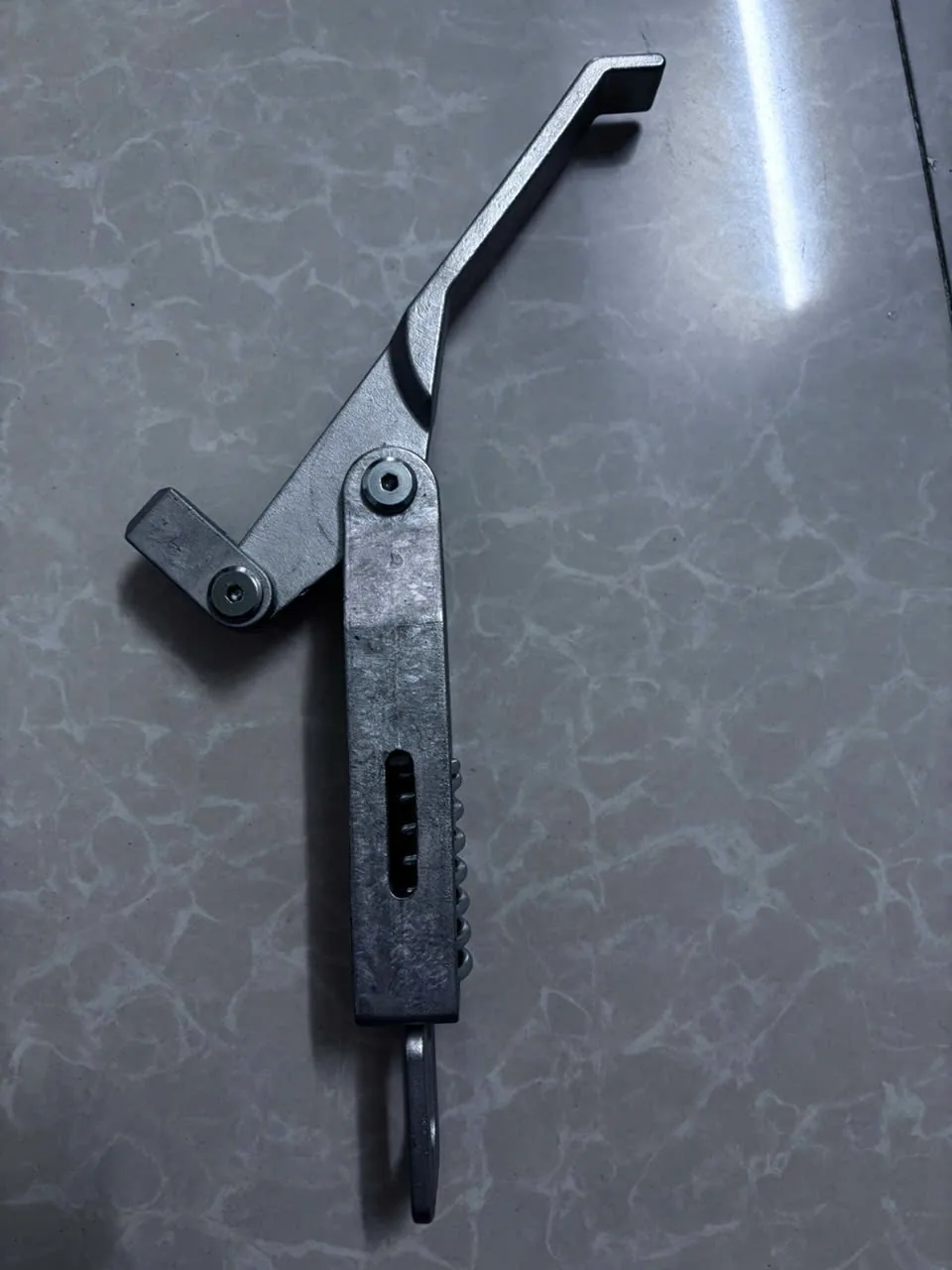 Khóa tôm đúc inox thùng xe tải, tay gạt đang mở — ảnh chụp thật