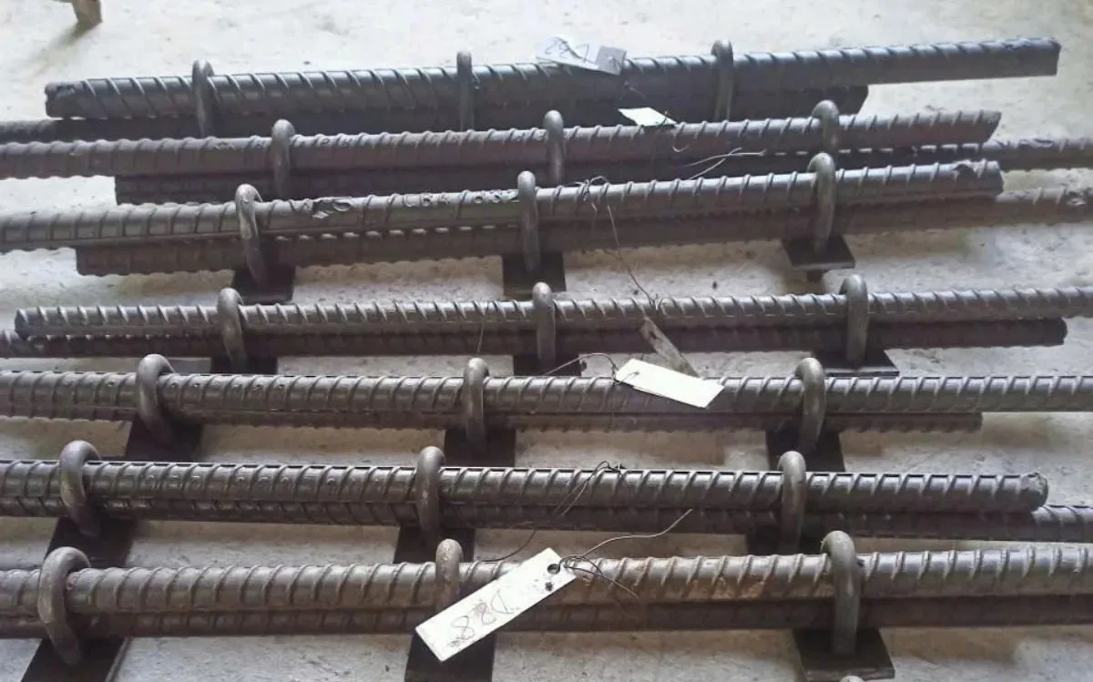 Cốt thép chủ trong lồng thép cọc khoan nhồi, gắn phụ kiện cóc nối tại xưởng