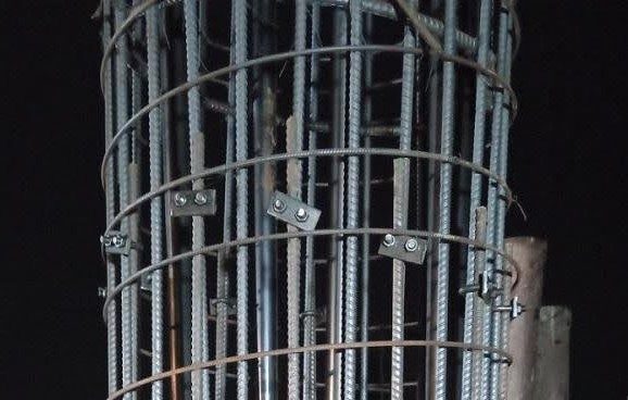 Cóc nối bu lông chữ U và bản mã liên kết thép chủ trên lồng thép cọc khoan nhồi